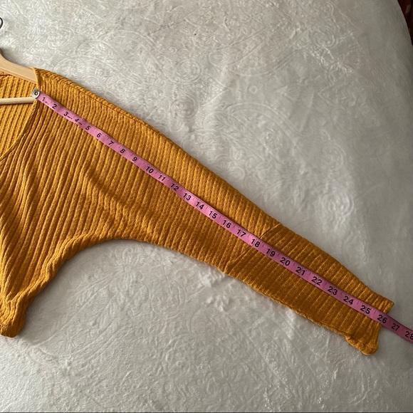 UO Cropped Waist Hook & Eye Dolman Knit Top - Picture 10 of 11